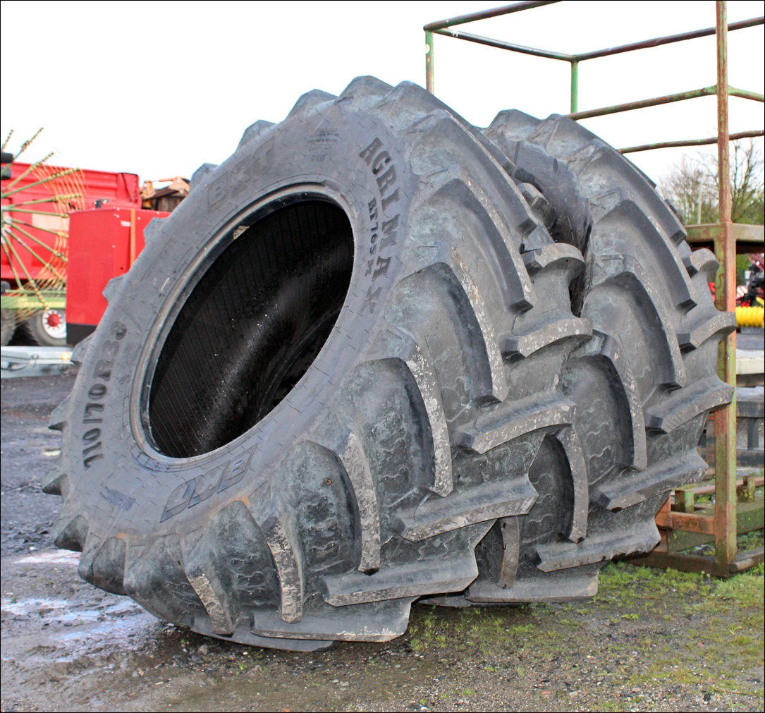 Zwei Reifen AGRIMAX 710/70 R38 - RT 765 M