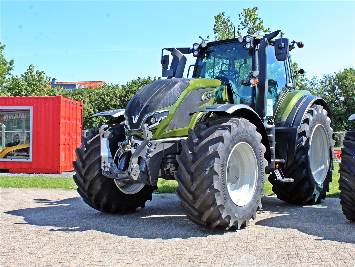 Valtra Traktor T215 D olivgrünmetallic