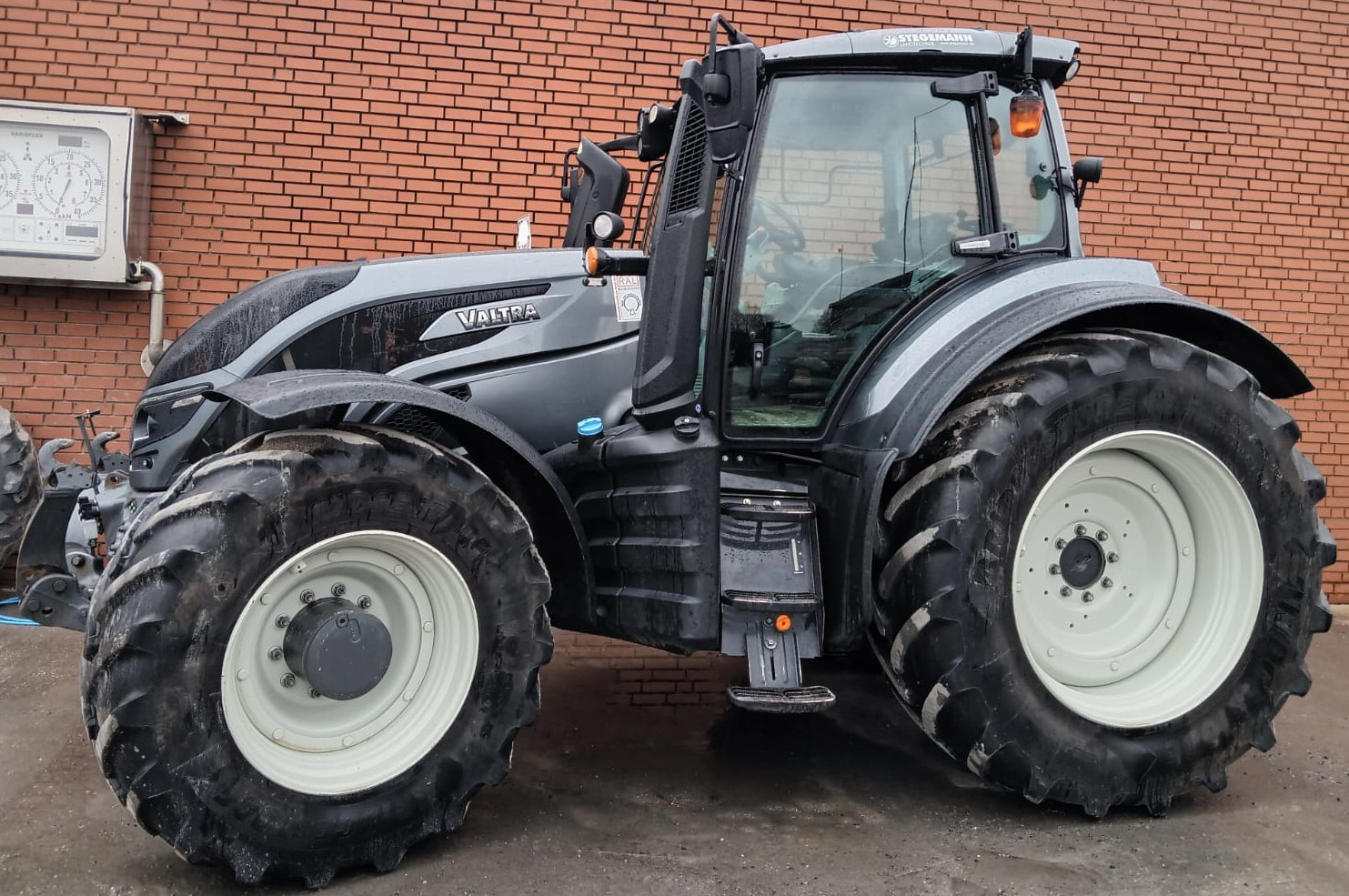 Valtra T214 Direct Traktor mit 50km/h stufenlos Getriebe