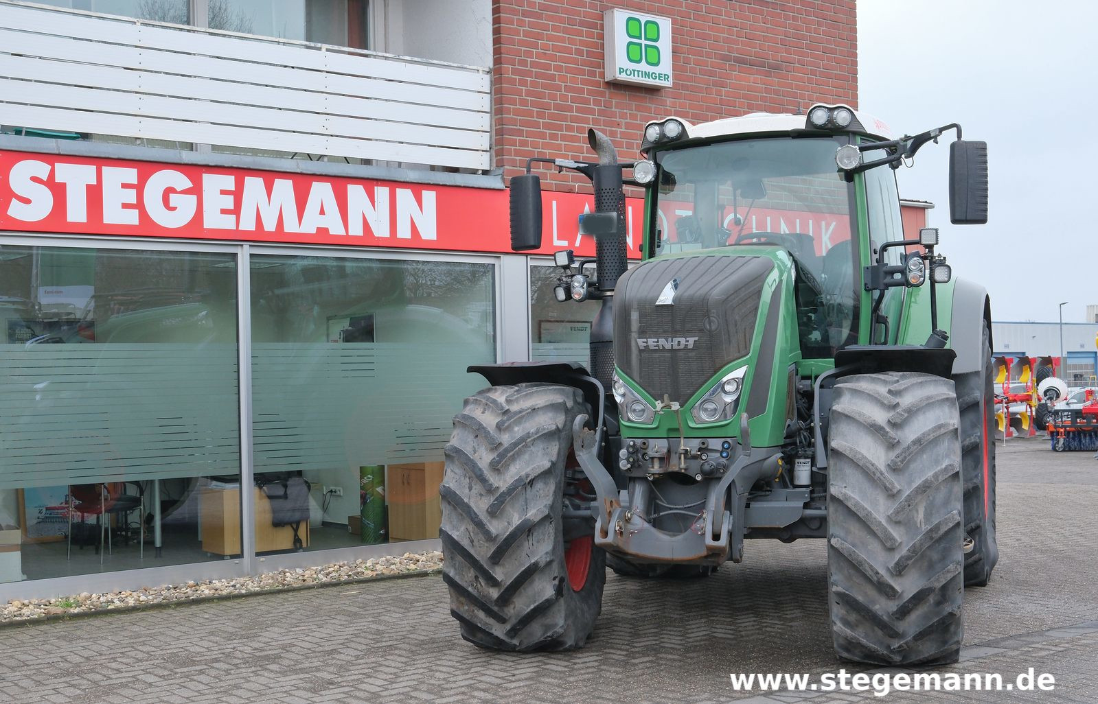 Fendt 826 Vario S Profi Plus Schlepper mit Reifendruckregelanlage