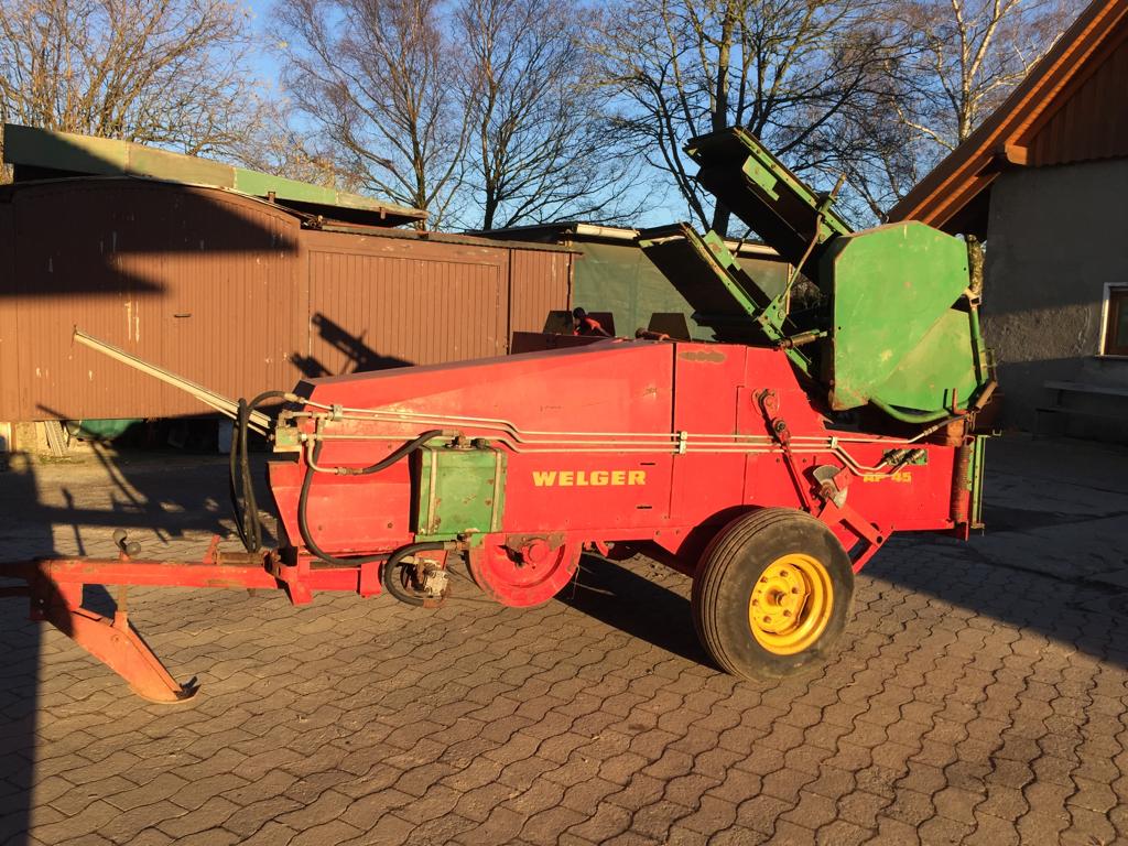 Welger AP 45 Hochdruckpresse mit Baas Ballenschleuder Welger AP 45 Hochdruckpresse mit Baas Ballenschleuder