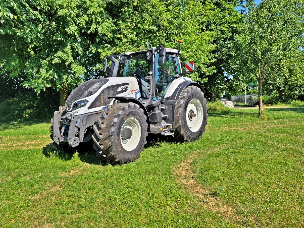 Valtra Q305 Weissmetallic, CVT 50km/h Getriebe