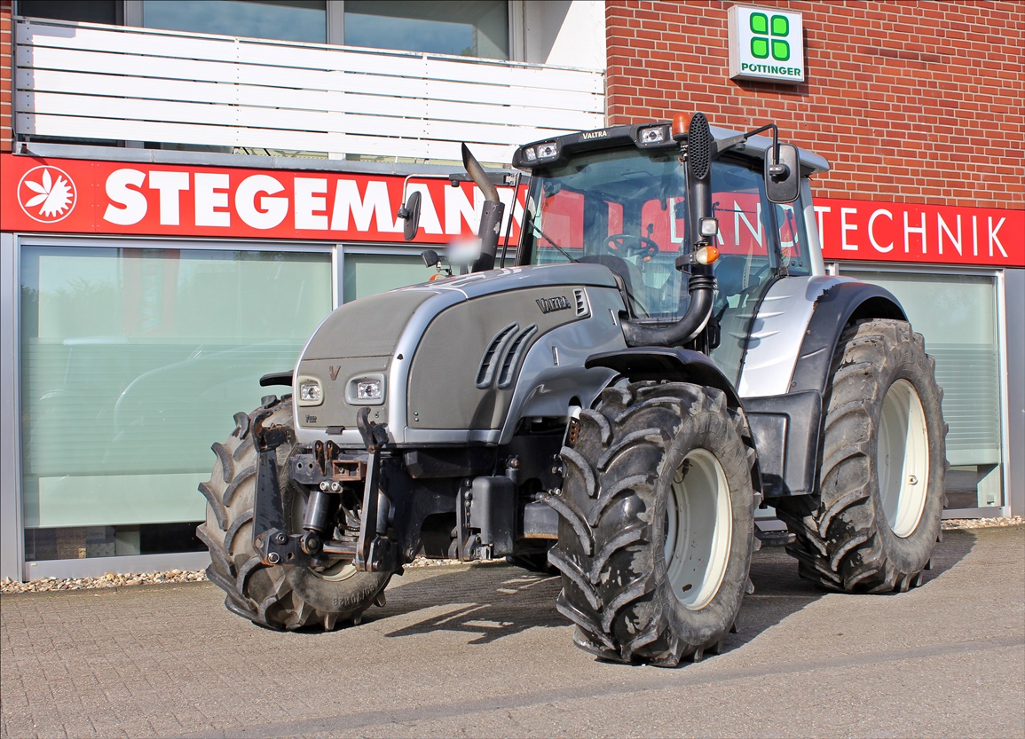 Valtra T132 V mit Fronthydraulik